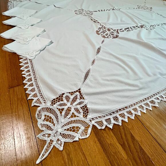 Vintage White 82 x 64 Cutwork Lace Tablecloth with 8 Matching Napkins - Picture 3 of 16